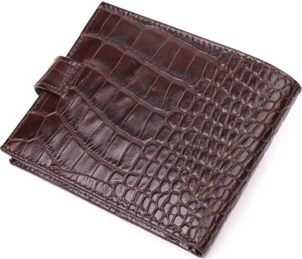 Практичный мужской кожаный кошелек коричневого цвета с тиснением под крокодила KARYA (2421368)