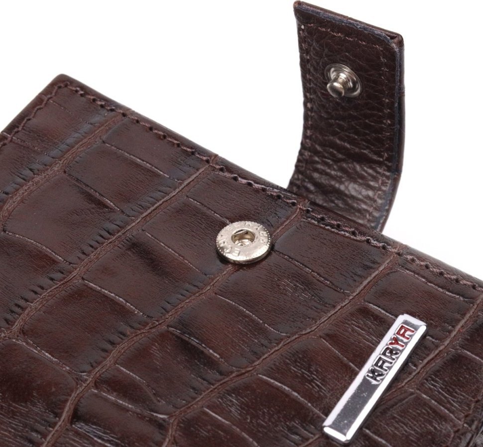 Практичний чоловічий шкіряний гаманець коричневого кольору з тисненням під крокодила KARYA (2421368)