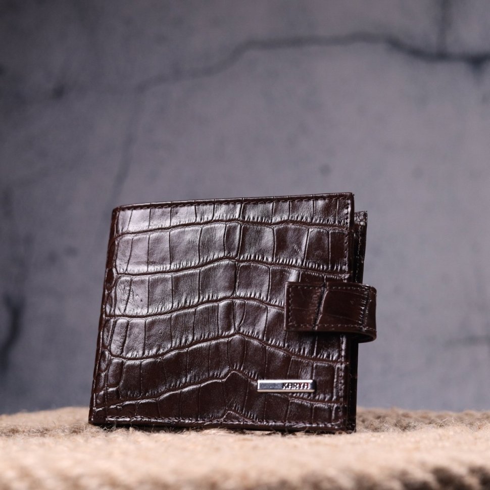 Практичний чоловічий шкіряний гаманець коричневого кольору з тисненням під крокодила KARYA (2421368)