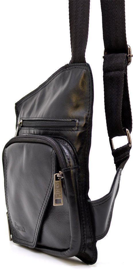 Кожаная мужская сумка-слинг небольшого размера в черном цвете TARWA (19795)