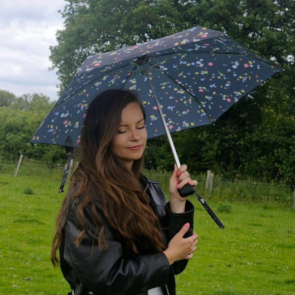 Женский складной зонт Fulton L501-041604 Tiny-2 Buttercup Sprig (Компактный, черный с рисунком веточки лютика, механика) 94367 modnotak фото №3