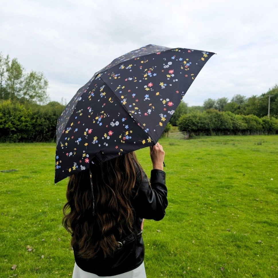 Женский складной зонт Fulton L501-041604 Tiny-2 Buttercup Sprig (Компактный, черный с рисунком веточки лютика, механика) 94367 modnotak фото №4