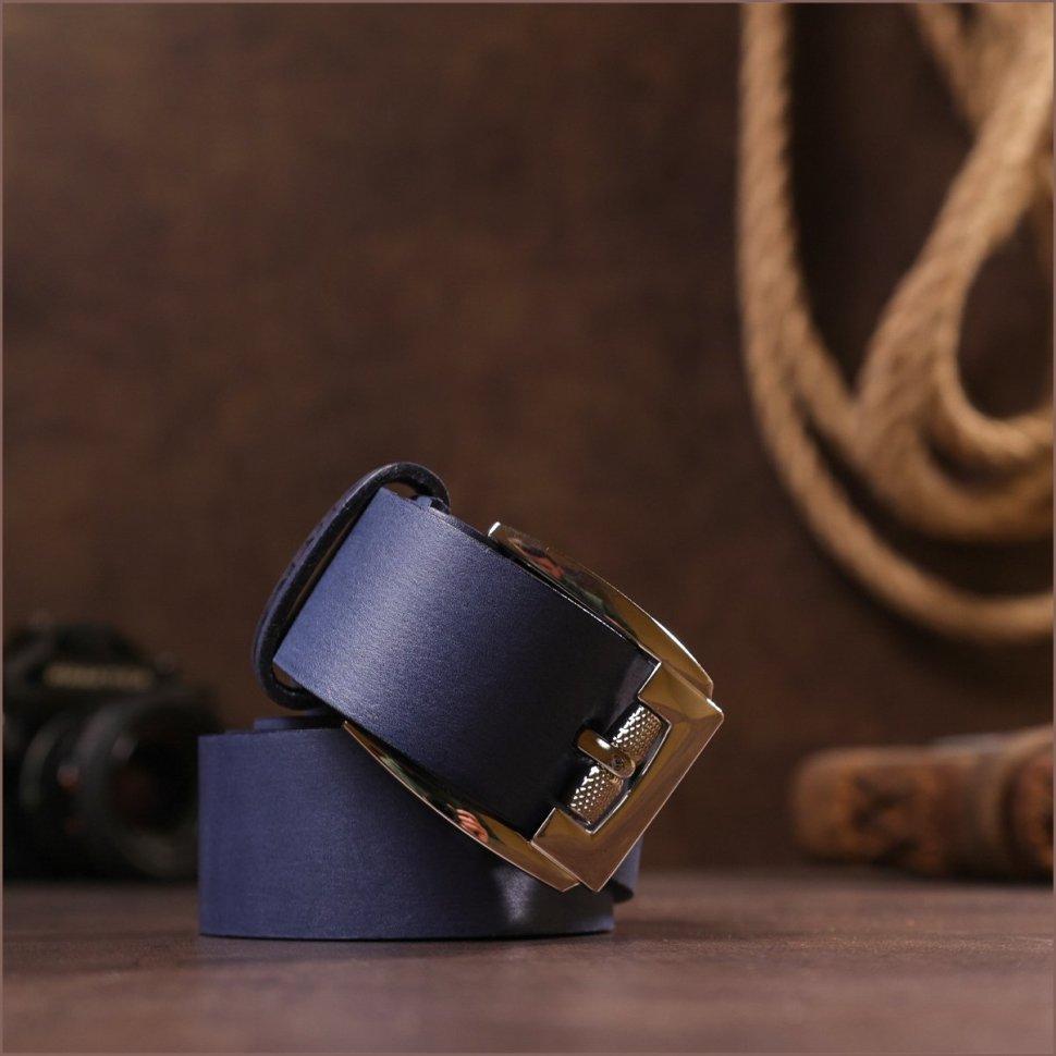 Универсальный кожаный мужской ремень синего цвета с серебристой пряжкой SHVIGEL 2411254