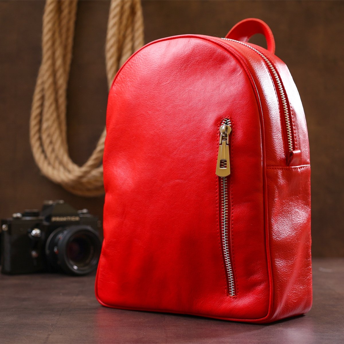 Небольшой женский кожаный рюкзак насыщенного красного цвета Shvigel (16316)