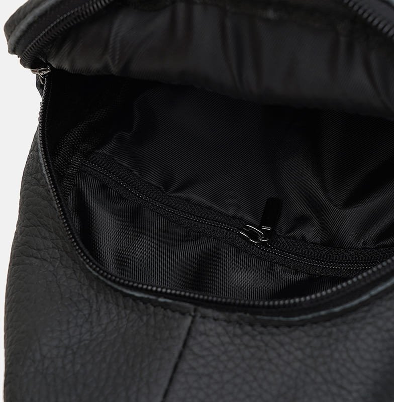 Мужской кожаный рюкзак-слинг через плечо черного цвета Keizer (22103)