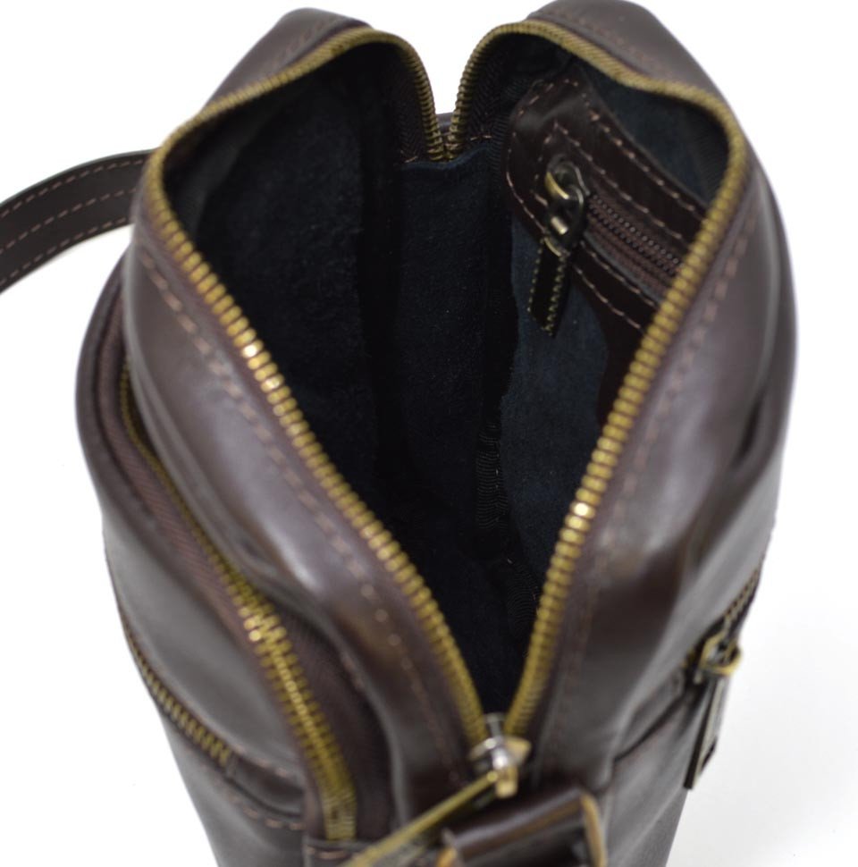 Чоловіча плечова сумка-планшет із гладкої шкіри темно-коричневого кольору TARWA (21676)