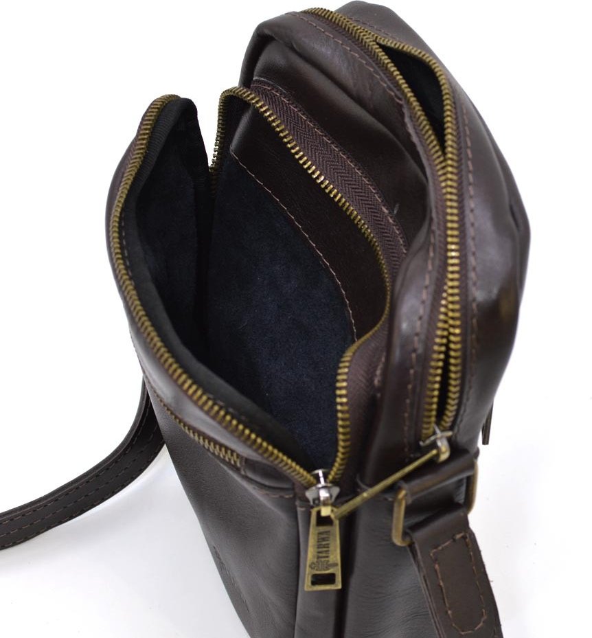 Чоловіча плечова сумка-планшет із гладкої шкіри темно-коричневого кольору TARWA (21676)
