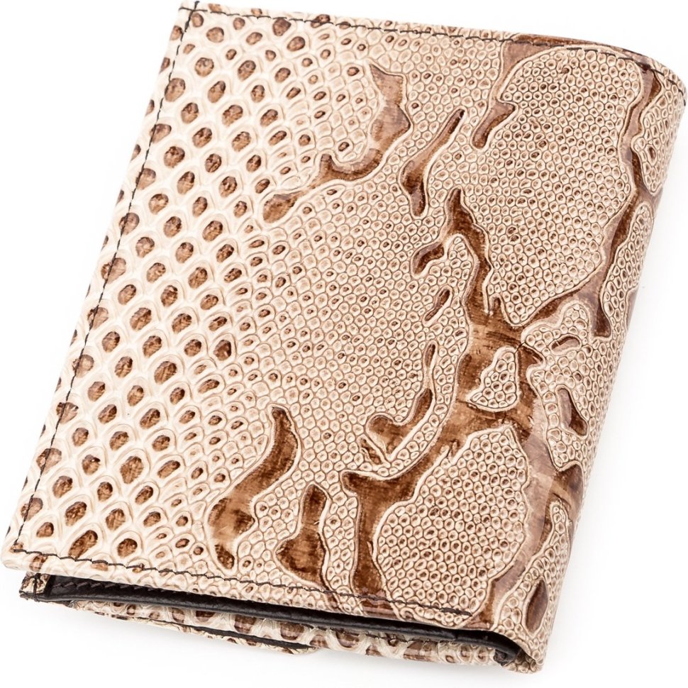 Женский кожаный кошелек бежевого цвета с тиснением под змею KARYA (2417146)