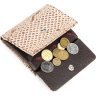Шкіряний жіночий гаманець бежевого кольору з тисненням під змію KARYA (2417146) - 5
