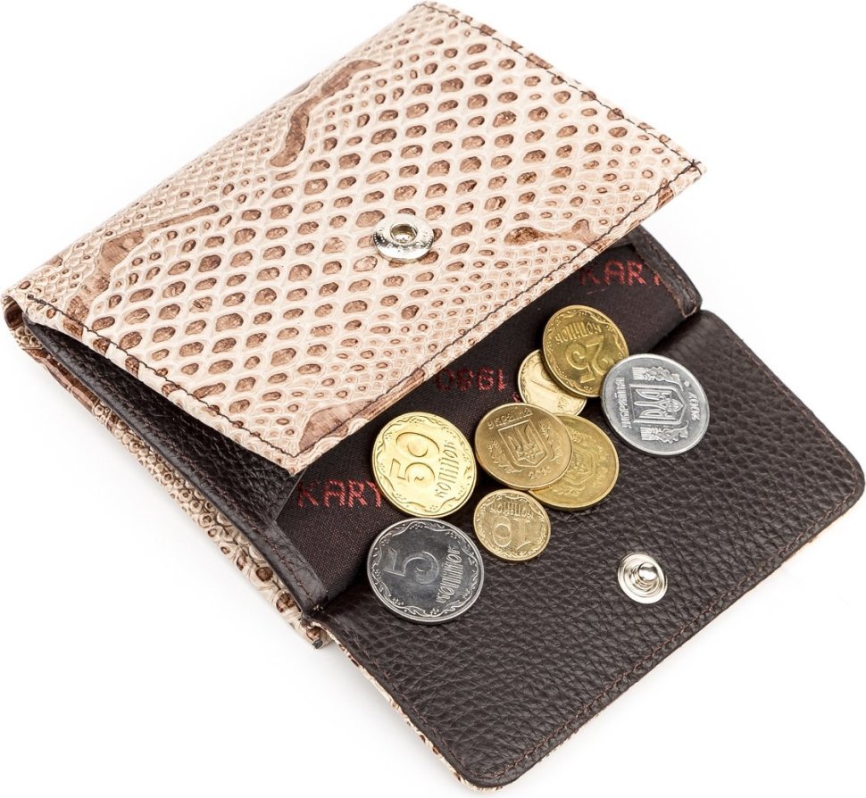 Шкіряний жіночий гаманець бежевого кольору з тисненням під змію KARYA (2417146)