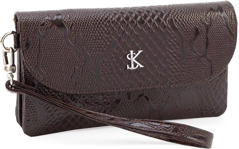 Жіночий гаманець-клатч з натуральної шкіри коричневого кольору з фактурою під змію KARYA (15981)
