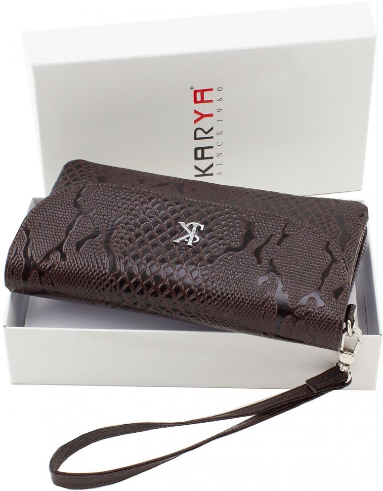 Жіночий гаманець-клатч з натуральної шкіри коричневого кольору з фактурою під змію KARYA (15981)
