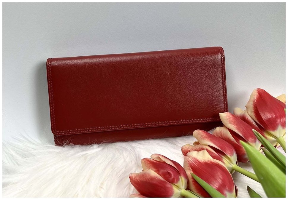 Вместительный женский кошелек из качественной натуральной кожи красного цвета Visconti 68870