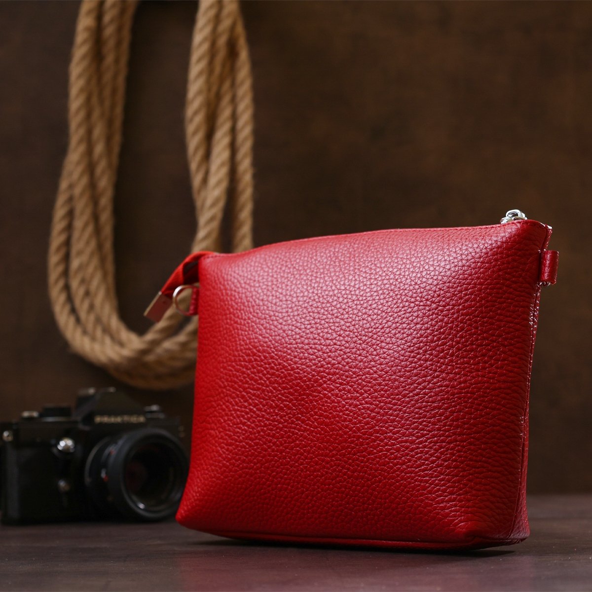 Женская сумка-кроссбоди из натуральной кожи флотар красного цвета Shvigel (16342)