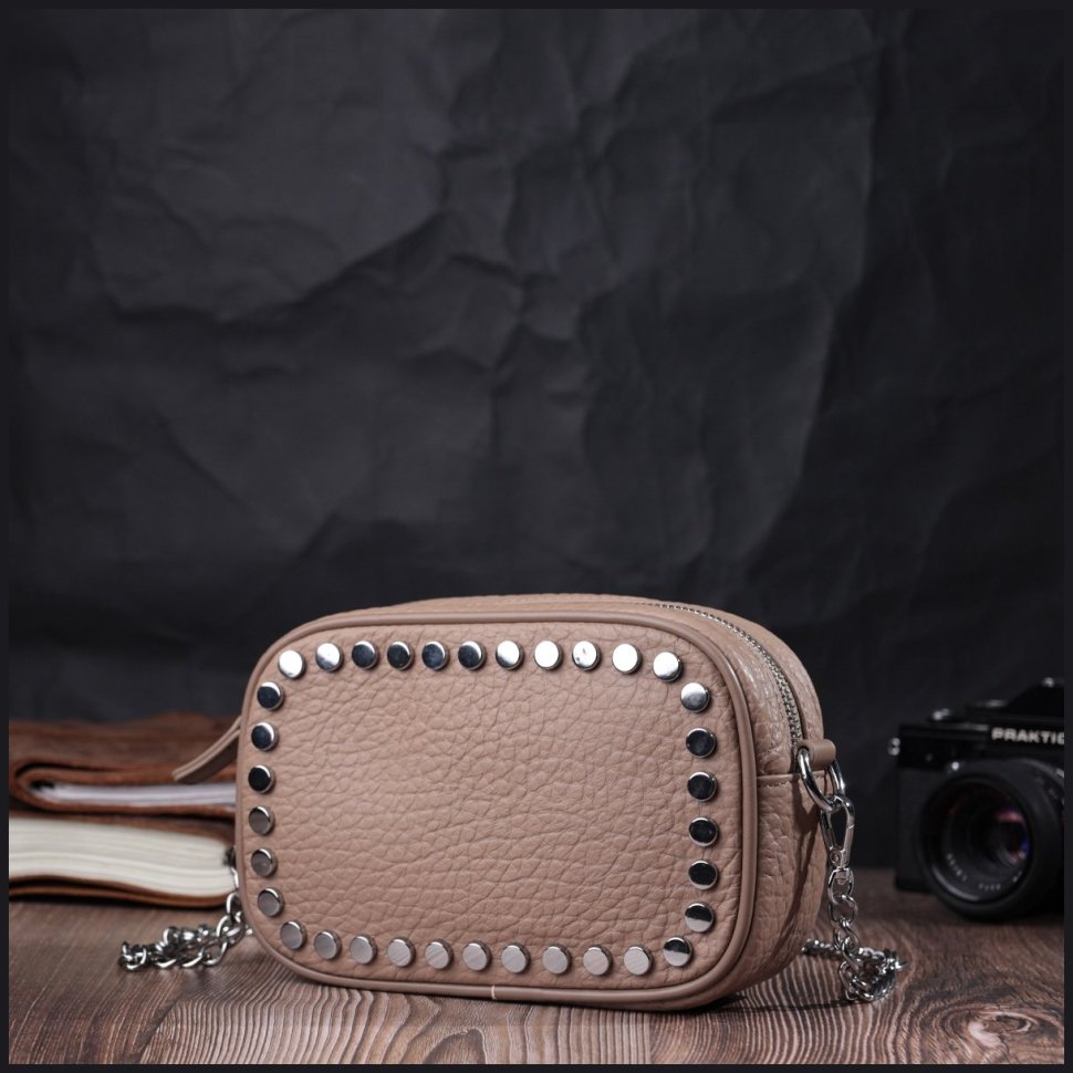 Женская сумка-кроссбоди из натуральной кожи бежевого цвета на цепочке Vintage 2422335