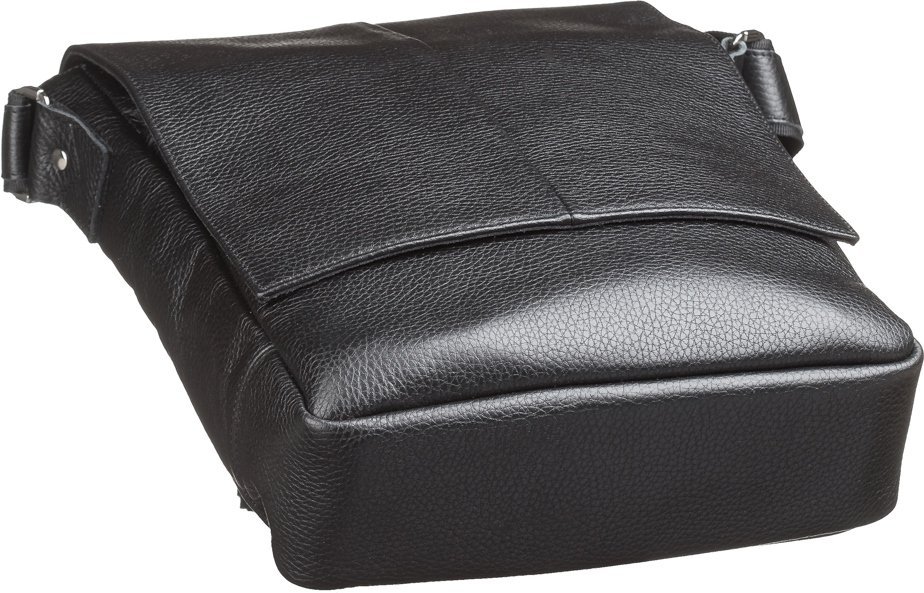 Черная мужская сумка из натуральной кожи флотар с навесным клапаном на магнитах SHVIGEL (00860)