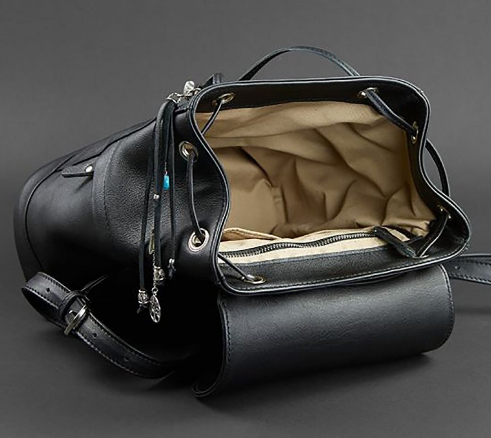 Шкіряний чорний рюкзак вертикального типу з клапаном BlankNote Олсен (12831)