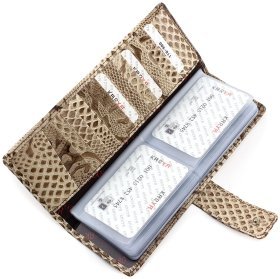 Кожаная визитница бежевого цвета с тиснением на кнопке KARYA (006-011)