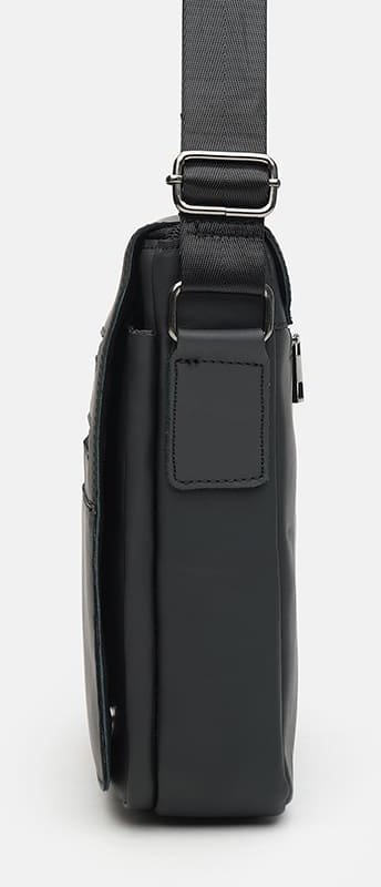 Мужская кожаная сумка-планшет черного цвета с навесным клапаном Keizer (22068)
