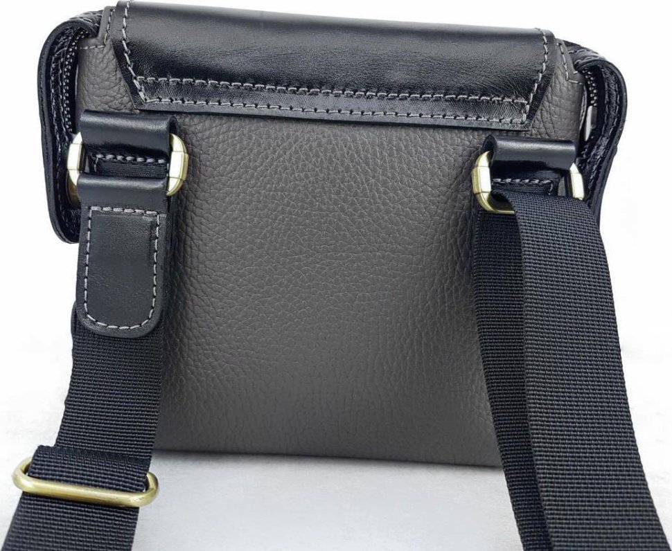 Небольшая кожаная сумка через плечо серого цвета VATTO (11715)