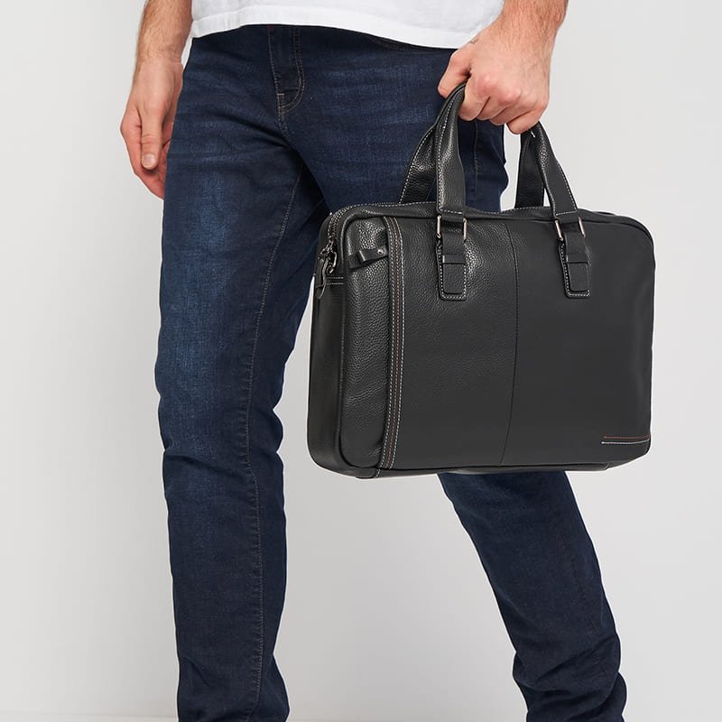 Чоловіча шкіряна сумка чорного кольору під ноутбук та документи зі світлим рядком Keizer (21338)