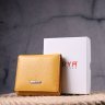 Яскравий жіночий шкіряний гаманець жовтого кольору з монетницею KARYA (2421376) - 9