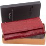 Кожаный просторный кошелек красного цвета с тиснением под крокодила Tony Bellucci (10771) - 6