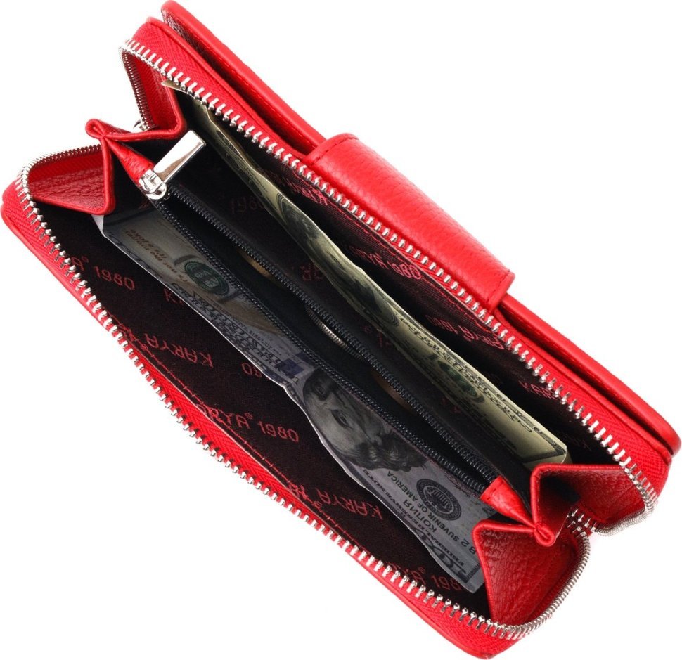 Яскравий місткий шкіряний гаманець червоного кольору KARYA (2421161)