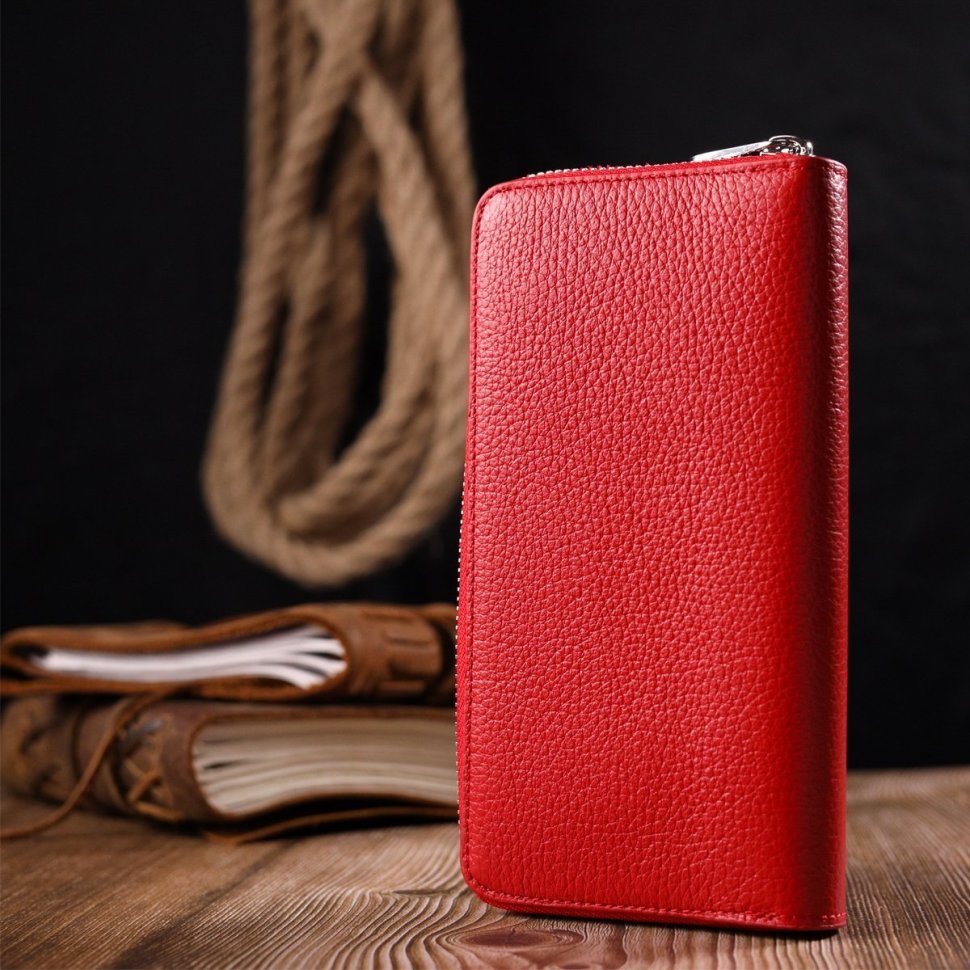 Яскравий місткий шкіряний гаманець червоного кольору KARYA (2421161)