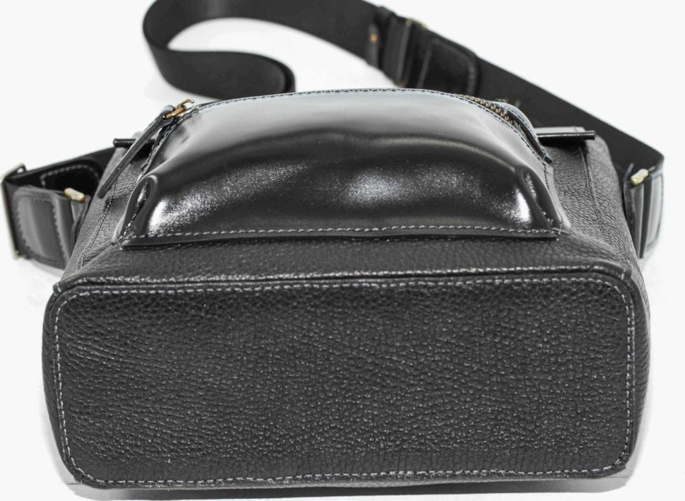 Шкіряна сумка на плече чорного кольору VATTO (12116)