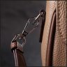 Женская сумка-кроссбоди натуральной кожи бежевого цвета с фиксацией на клапан Vintage 2422440 - 10