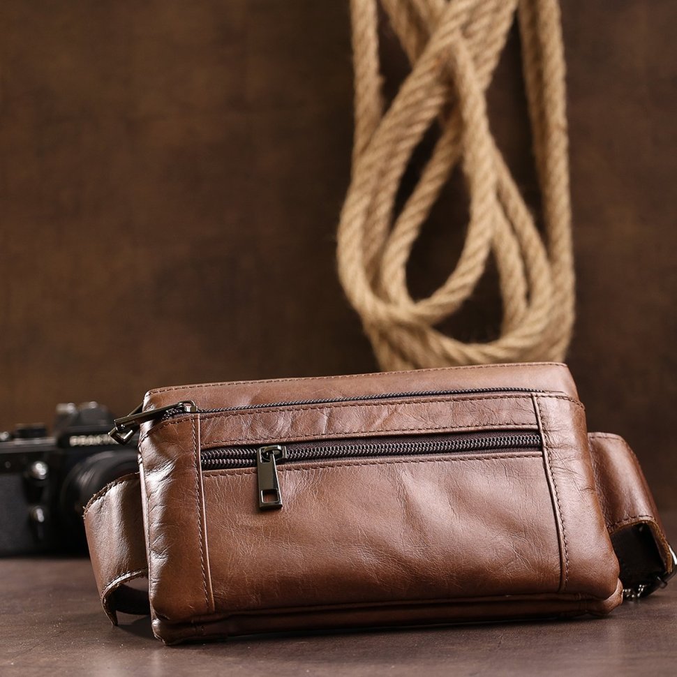 Кожаная сумка на пояс коричневого цвета на два отделения на молниях Vintage (20457)