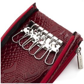 Красная женская ключница из лаковой кожи с тиснением под змею на два отделения KARYA 69776
