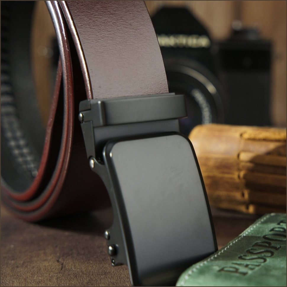Коричневый кожаный мужской ремень с черной автоматической пряжкой Vintage 2420271