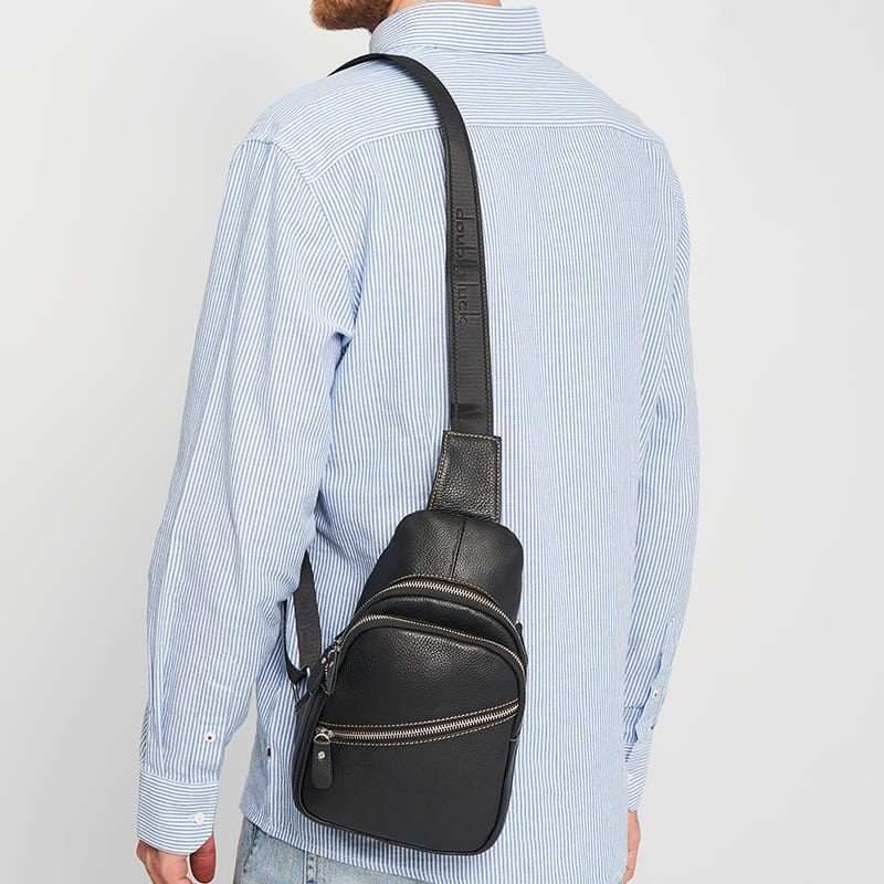 Черная мужская сумка-слинг из износостойкой кожи на молниевой застежке Keizer (21411)