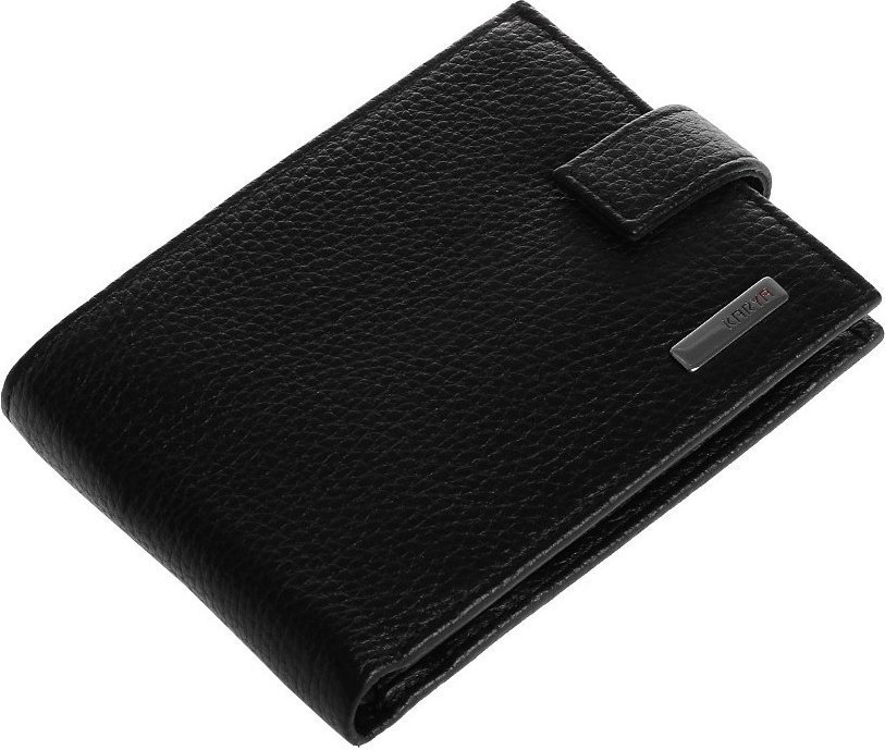 Кожаное мужское портмоне классического стиля в черном цвете с хлястиком на кнопке KARYA (2417099)