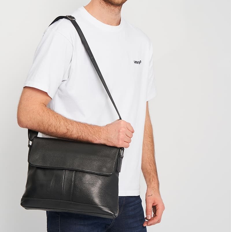 Мужская сумка-мессенджер на плечо из натуральной кожи черного цвета Keizer (21339)