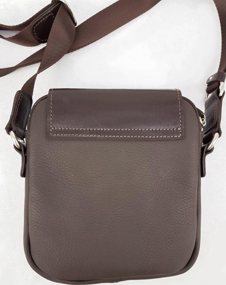 Современная мужская наплечная сумка коричневого цвета VATTO (11720)
