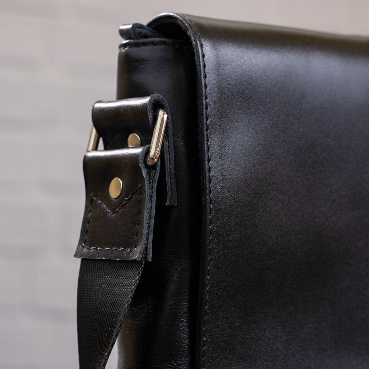 Качественная мужская сумка на плечо из гладкой кожи черного цвета SHVIGEL (00878)