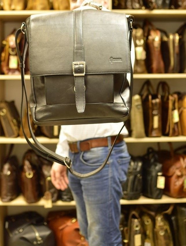 Вертикальная мужская сумка-мессенджер из черной кожи с фиксацией на клапан TARWA (19813)