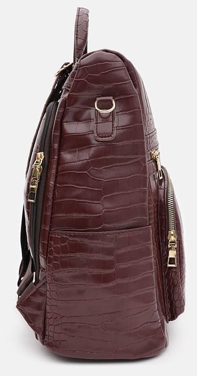 Просторий коричневий жіночий рюкзак з екошкіри з тисненням під крокодила Monsen 71781
