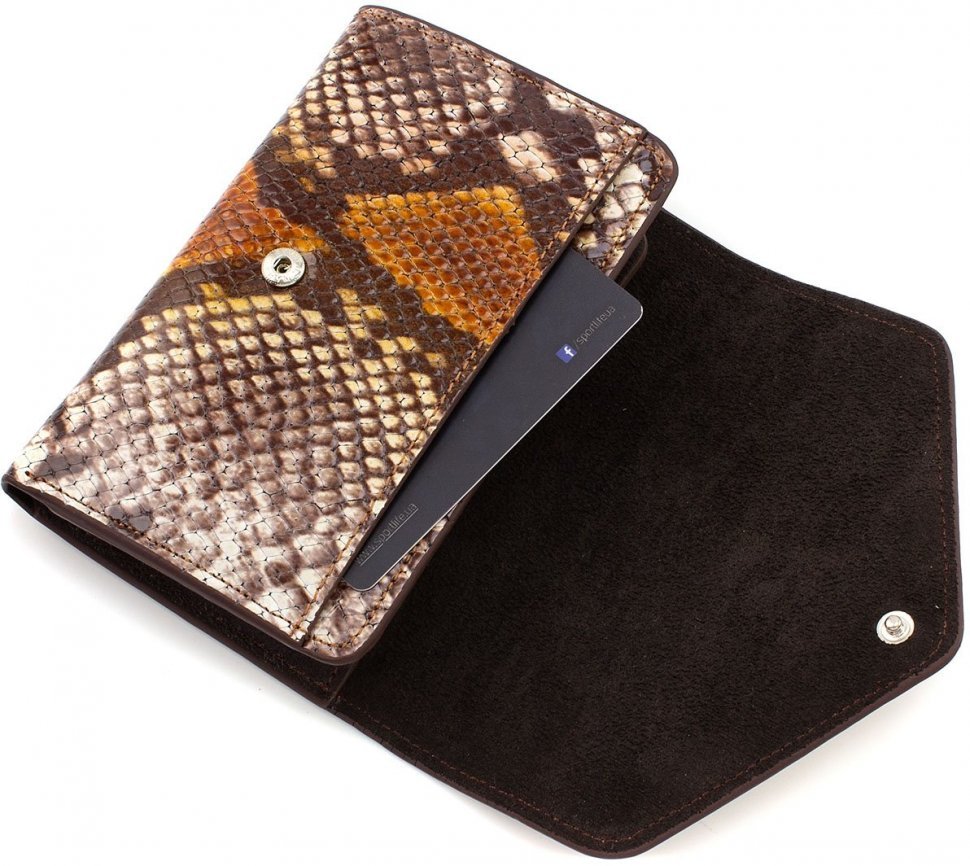 Шкіряний жіночий гаманець коричневого кольору з принтом під змію KARYA (19983)