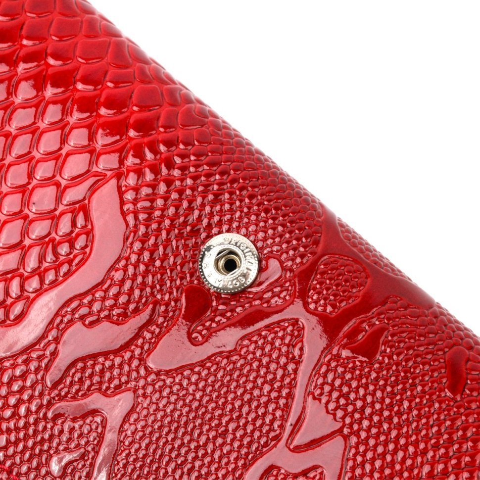 Горизонтальный лаковый женский кошелек из натуральной кожи с тиснением под змею в красном цвете KARYA (2421167)