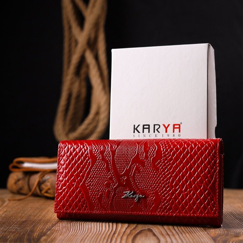 Горизонтальный лаковый женский кошелек из натуральной кожи с тиснением под змею в красном цвете KARYA (2421167)