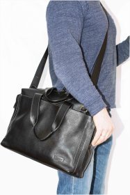 Чоловіча шкіряна сумка чорного кольору під ноутбук VATTO (12122)