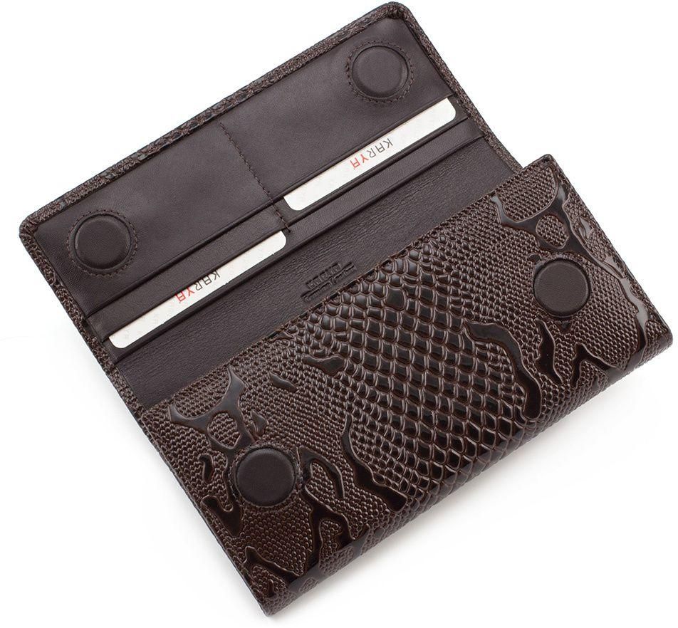 Лаковий коричневий гаманець з фіксацією на магніт KARYA (16193)