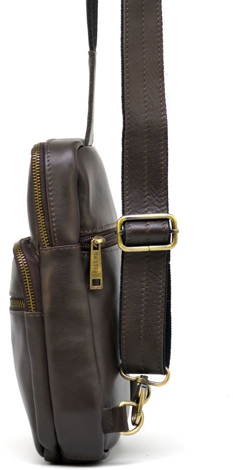 Чоловіча сумка слінг темно-коричневого кольору з натуральної шкіри на одне плече TARWA (19806)
