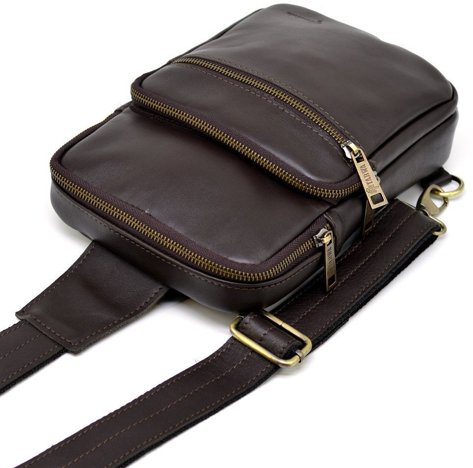 Мужская сумка-слинг темно-коричневого цвета из натуральной кожи на одно плечо TARWA (19806)
