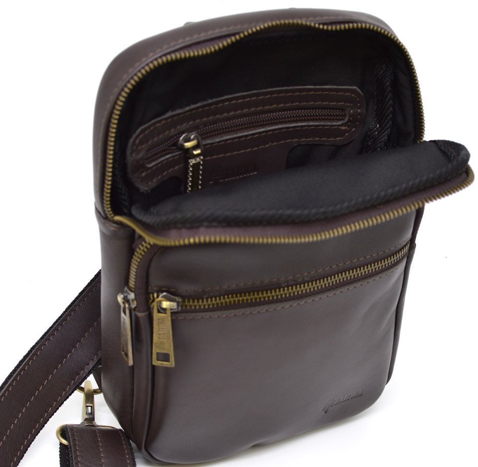 Мужская сумка-слинг темно-коричневого цвета из натуральной кожи на одно плечо TARWA (19806)