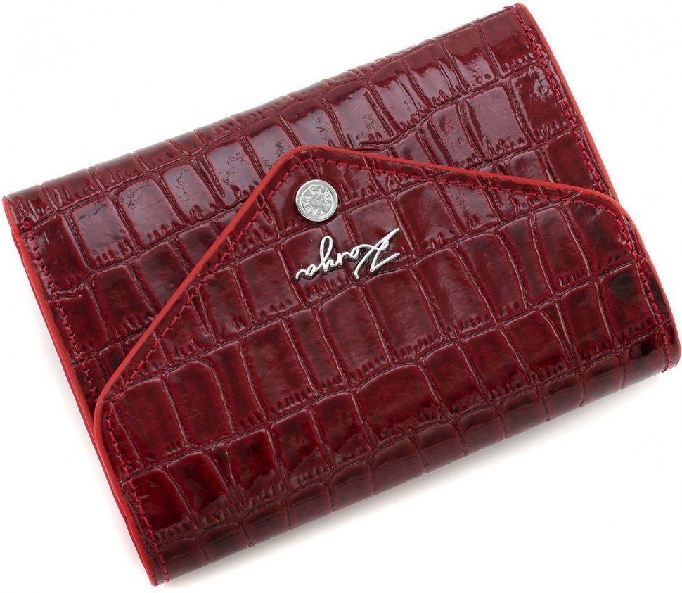 Кожаный женский кошелек красного цвета в три сложения с тиснением KARYA (19981)